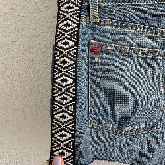 BDG Girlfriend High-Rise Shorts - Picture 4 of 4